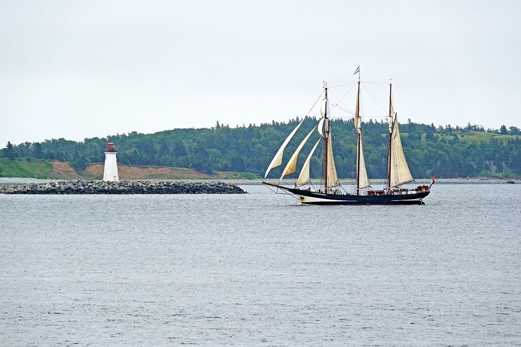 Nova Scotia DSC08031 - Oosterschelde and Lighthouse (36188302236)
