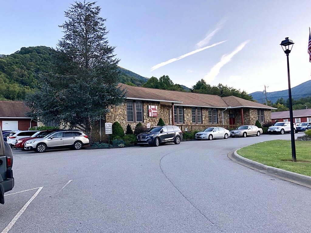 Old Maggie Valley Elementary School (Maggie Valley Town Hall), Maggie Valley, NC (49112710266)