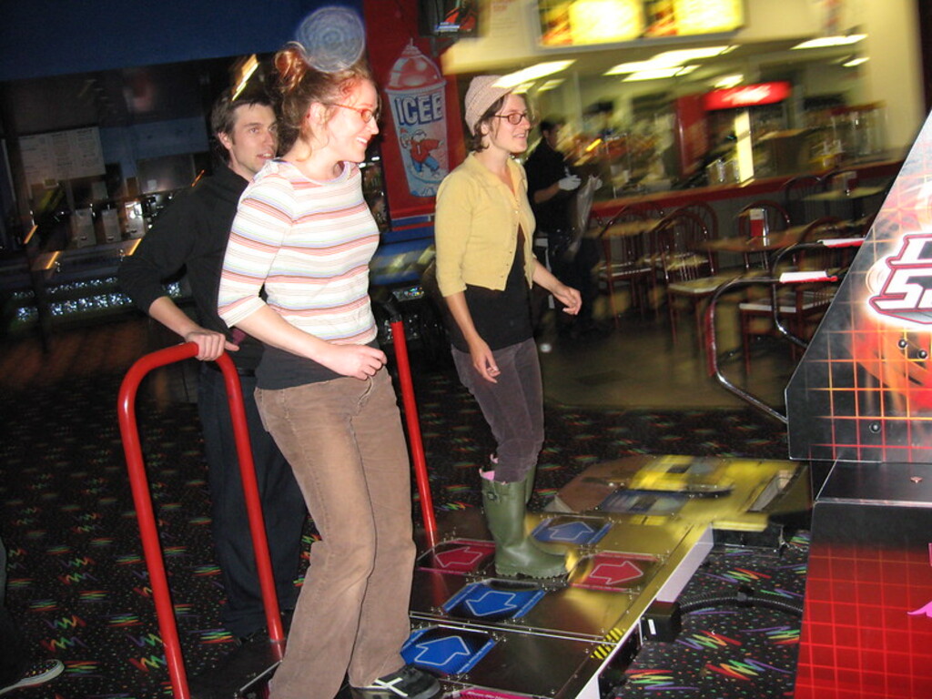 lindsey and wendy dance dance revolution!