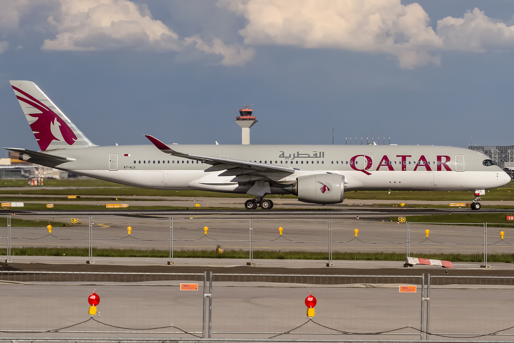 A7-ALG Qatar Airways Airbus A350-941 lining up on Rwy 18 for departure to Dohar (DOH - OTHH) @ Frankfurt - Rhein-Main International (FRA - EDDF) - 13.05.2017 (34264843520)