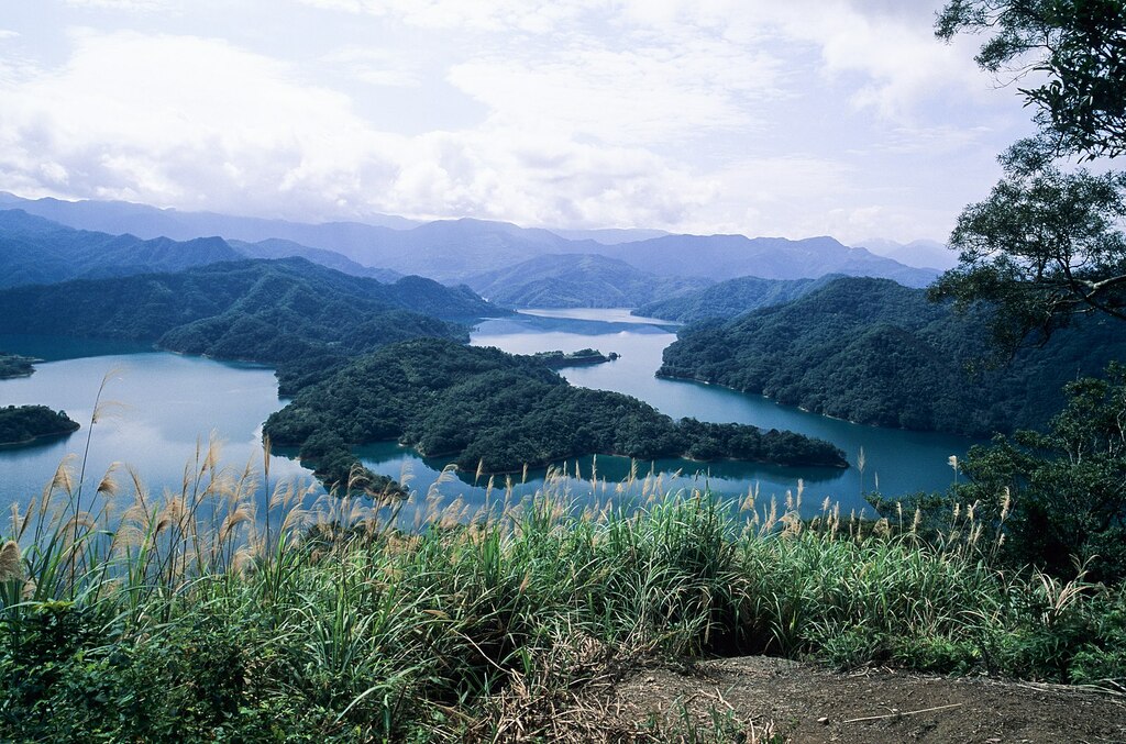 View of Thousand Island Lake which looks like crocodile