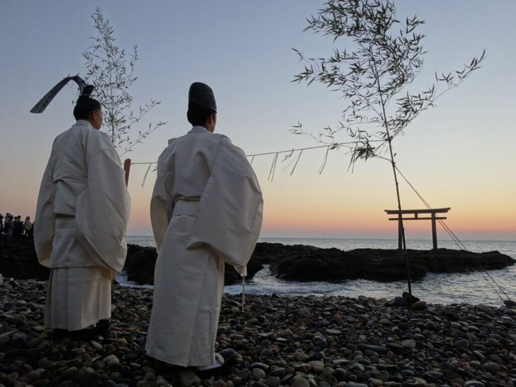 Hail the sunrise at Oarai Isosaki Shrine