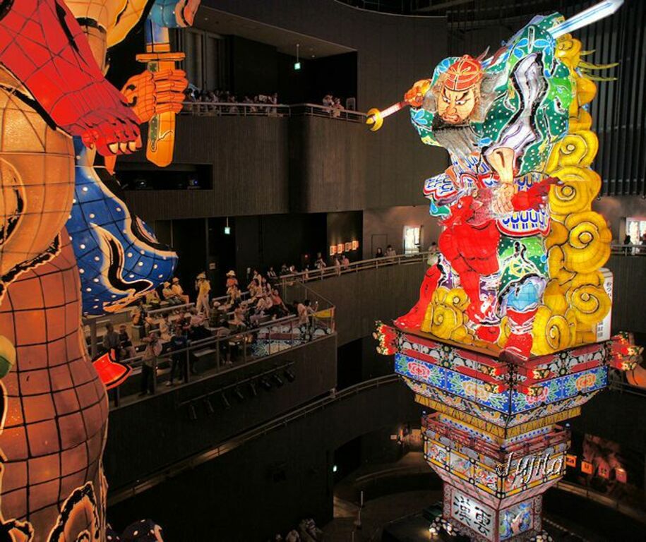Enjoy the captivating float parade of Nebuta Matsuri