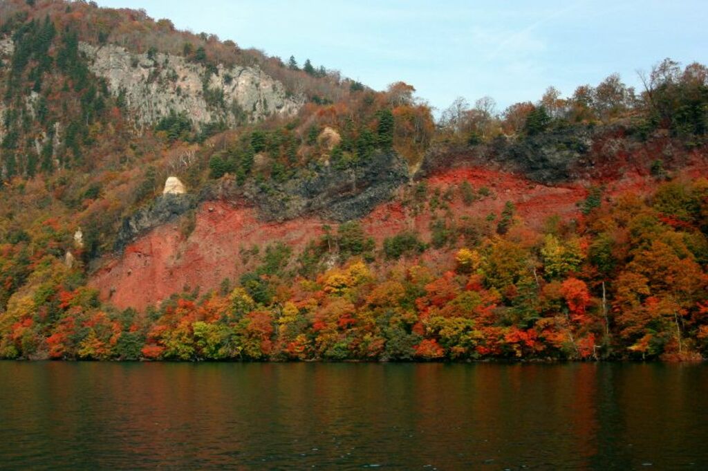 Take a refreshing stroll around magnificent Lake Towada