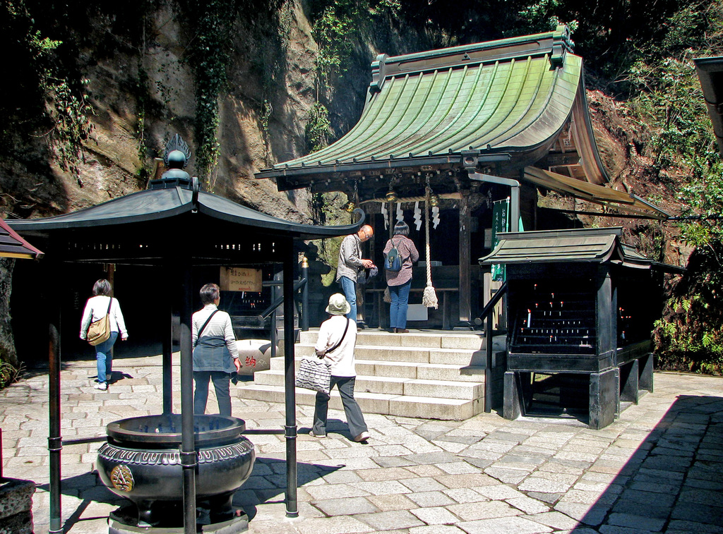 Zeniarai Benten shrine