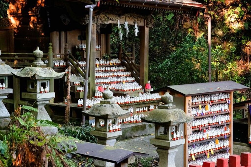Admire the unique fox statues of Sasukeinari Shrine