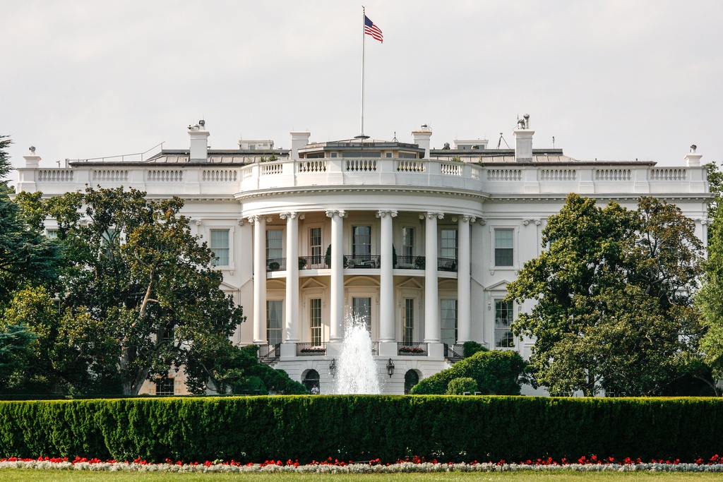 Front of The White House (7505676818)