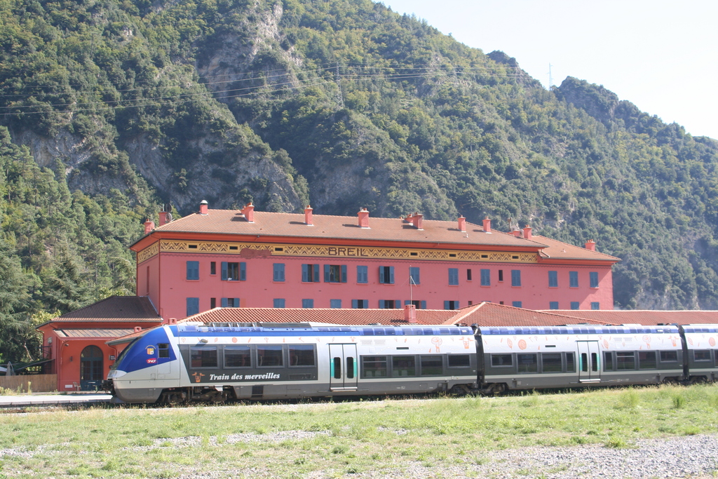 Un AGC assurant le "Train des Merveilles" devant la gare de Breil-sur-Roya