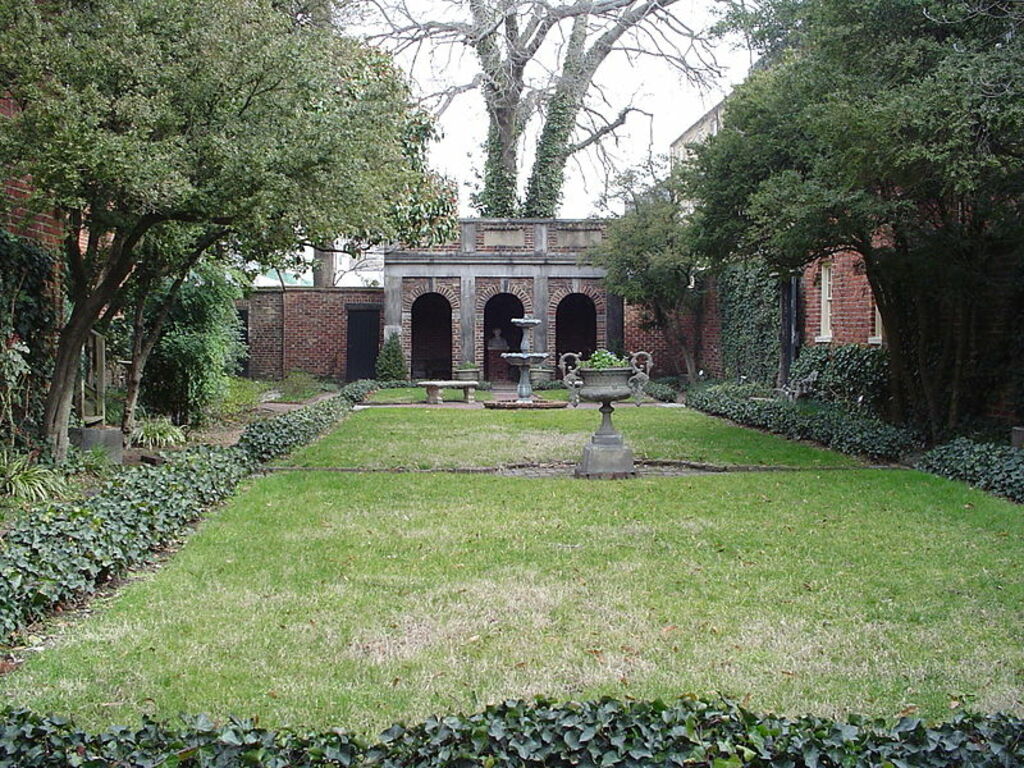 Poe Museum Garden - panoramio