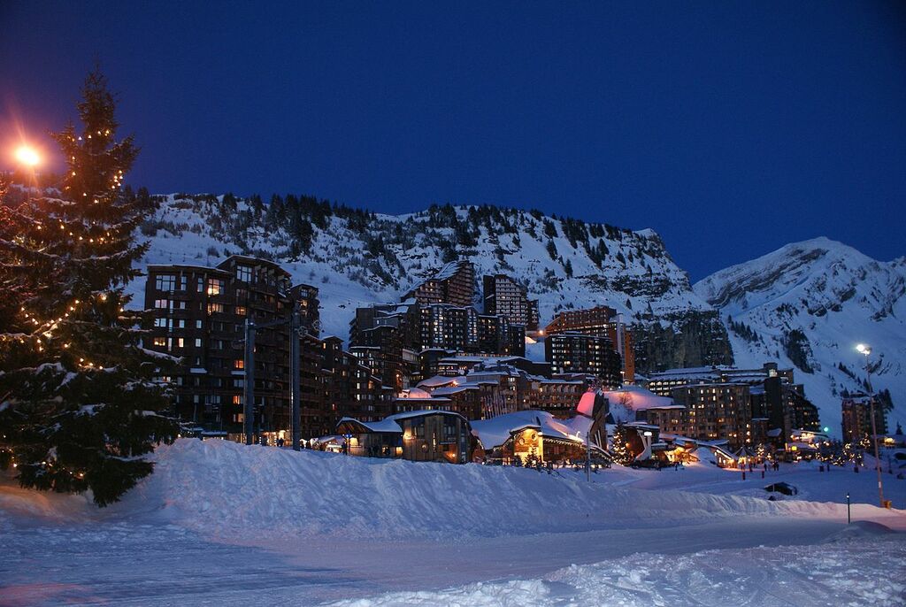 Avoriaz by night - panoramio