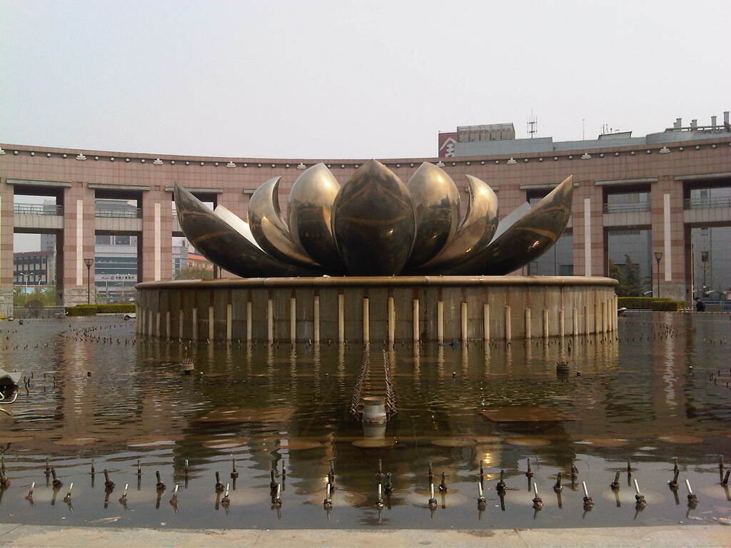 泉城廣場蓮花雕塑 The Central Statue of Quancheng Square 로터스 조각 제남시 - panoramio