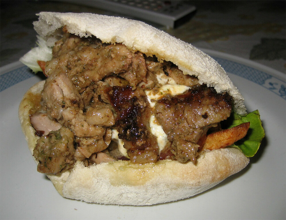 doner kebab farcito con insalata, patatine fritte,pomodori, cipolla, finocchio, ketkcup, maionese,salsa erbe di yogurt, salsa piccante