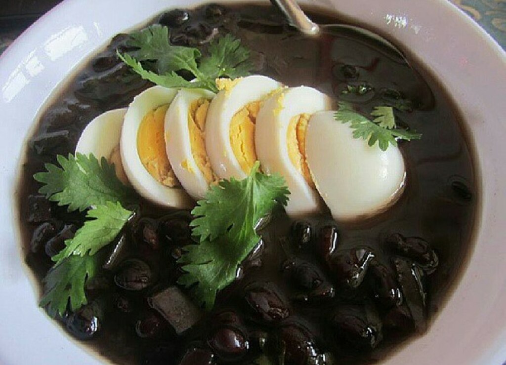 Sopa negra tica