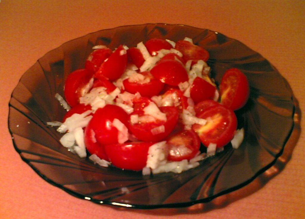 Tomato salad with onion