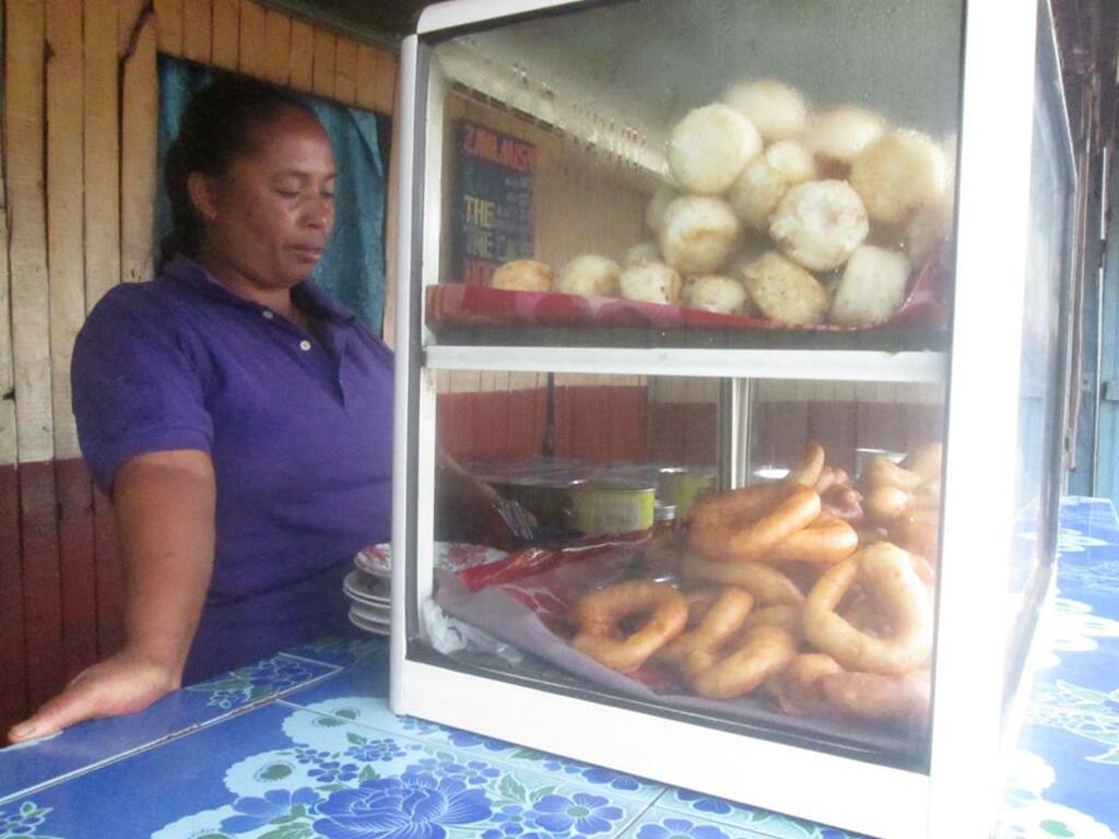 Une femme qui vendait des pains et nourritures Malgache