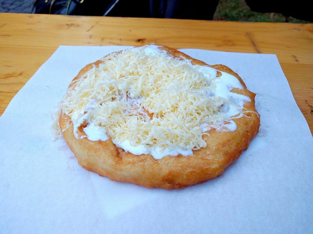 Sajtos-tejfölös lángos papírlapon