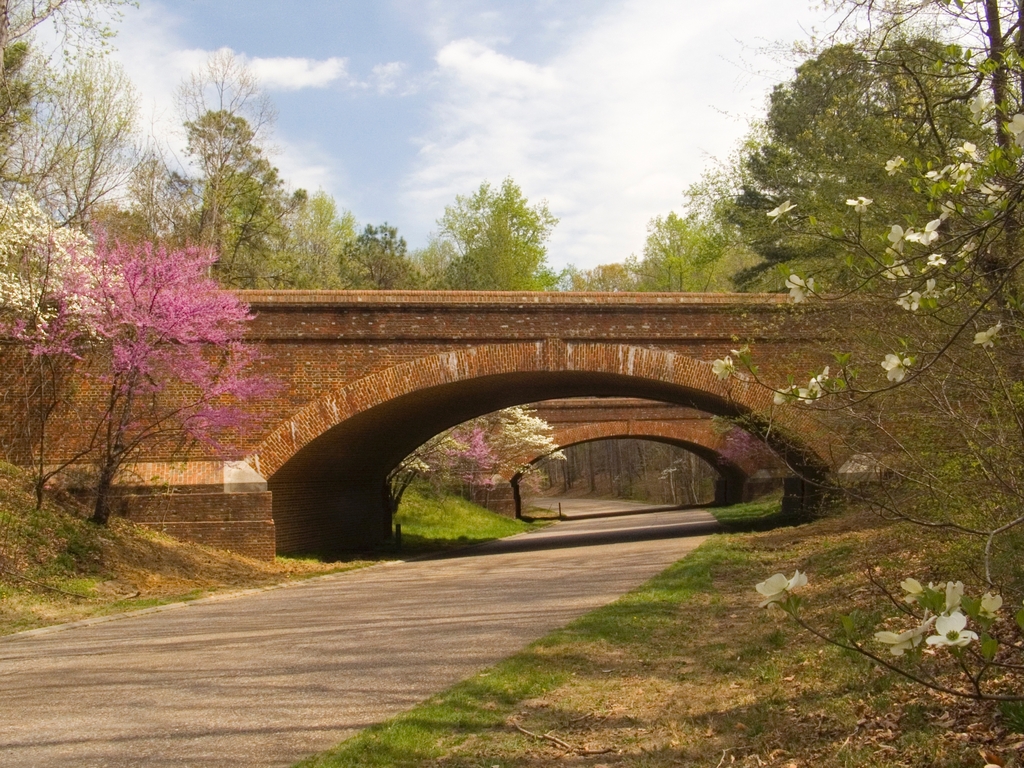 Colonial Parkway in Spring