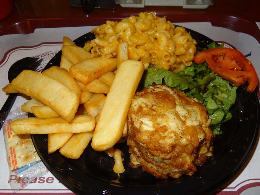 Crab cake w/ mac and cheese and fries