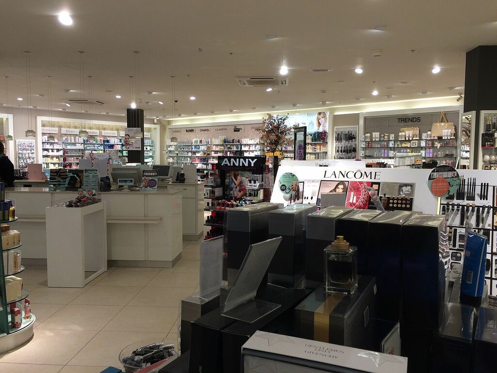 Douglas Shop inside