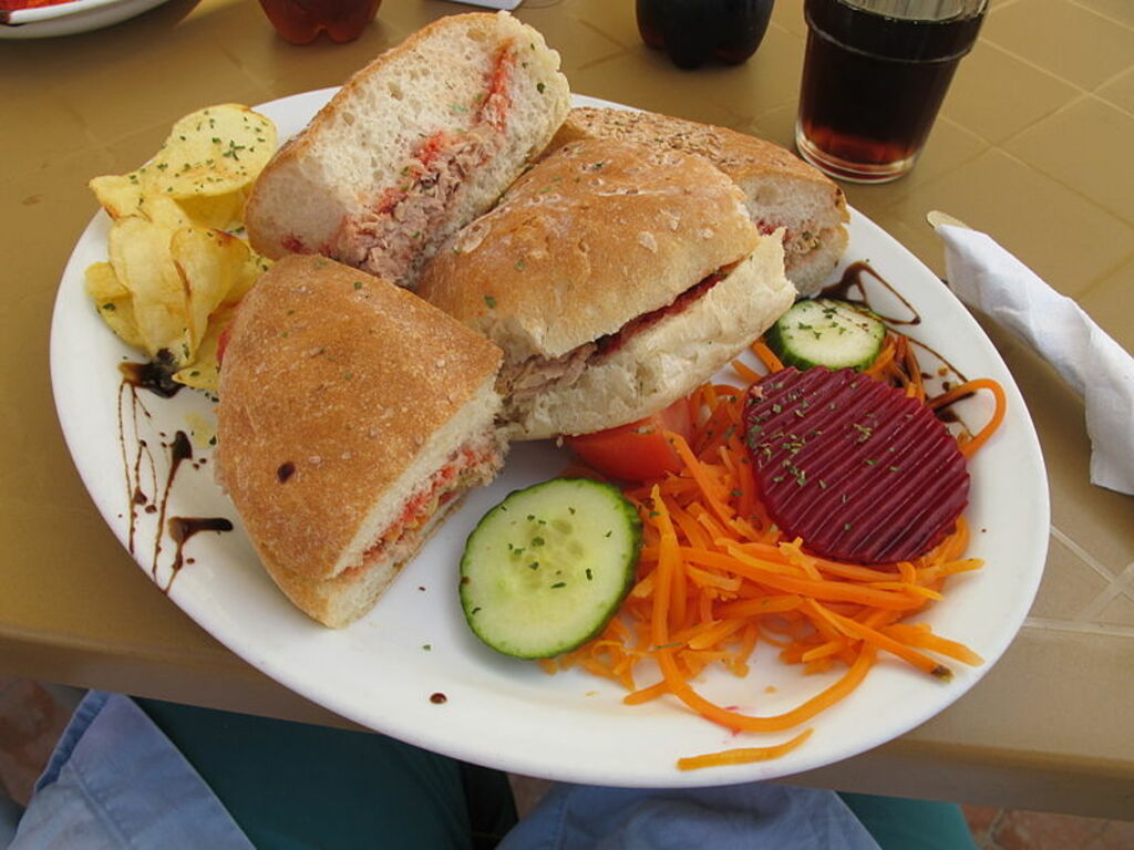 Ftira mit Thunfisch in Marsaxlokk Nov 2014
