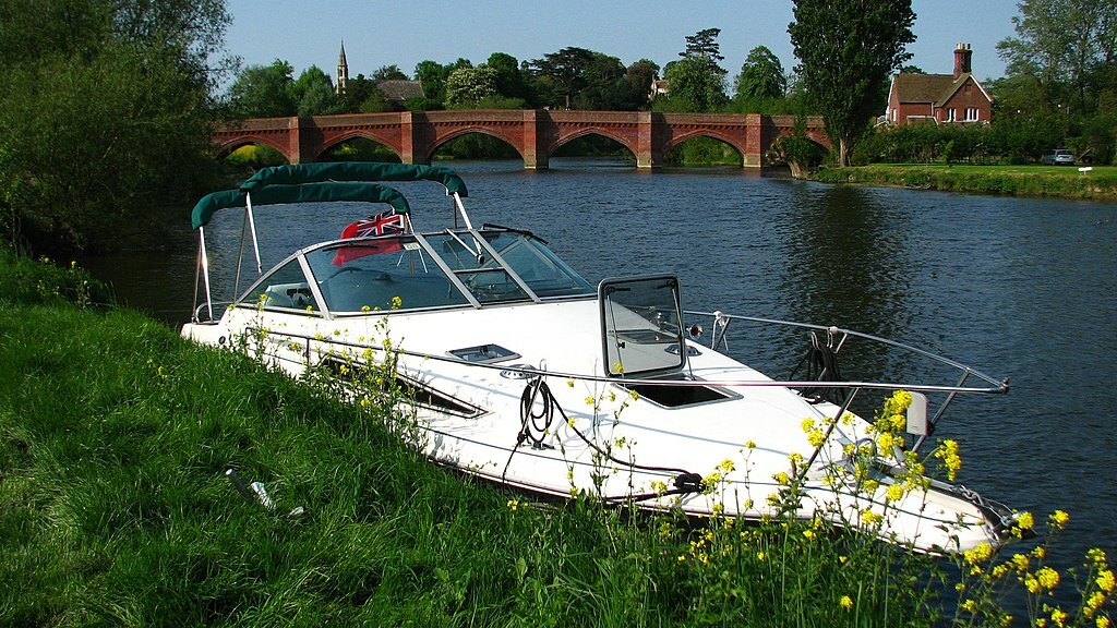 SeaRay Sundancer 270 at Clifton Hampden
