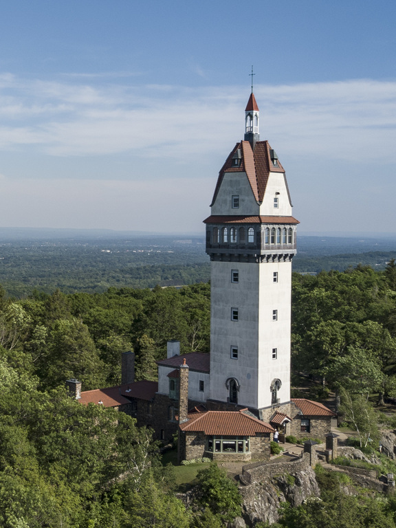 Heublein Tower on Talcott Mountain (cropped)