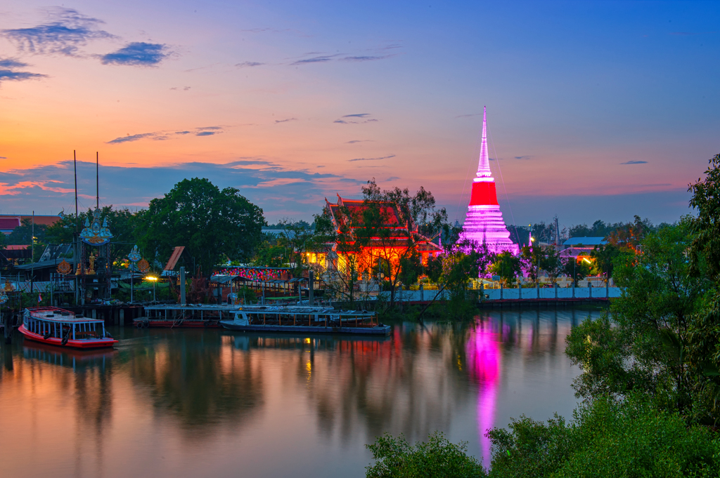 The most significant Buddhist temple of Samut Prakan province south of Bangkok is Wat Phra Samut Chedi