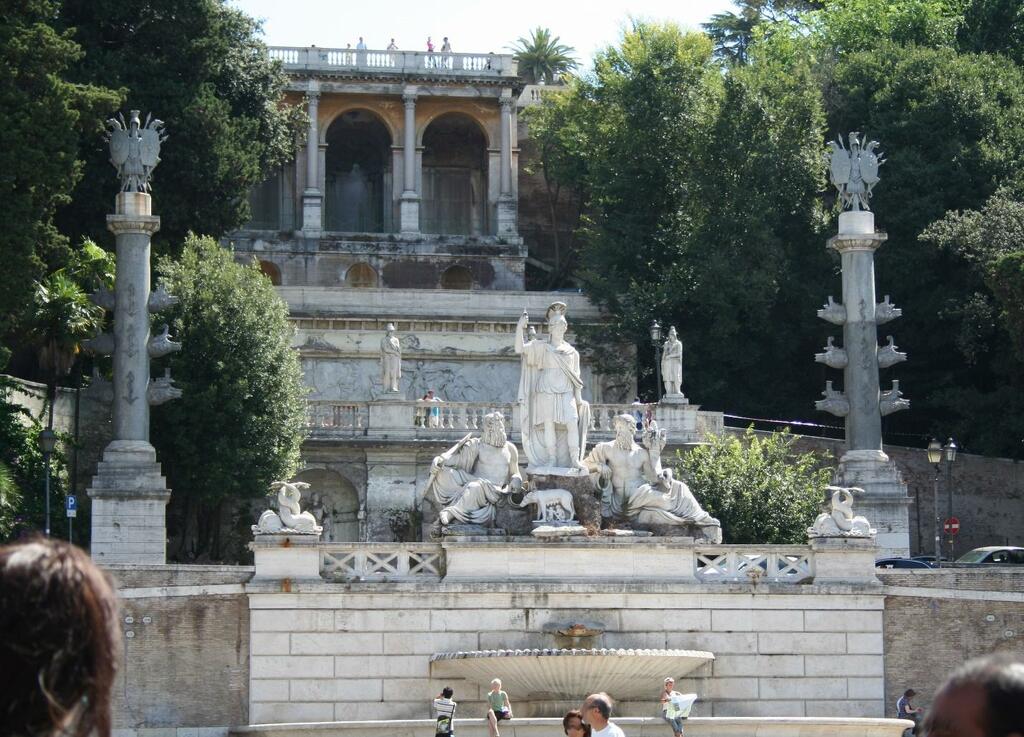 In the Piazza del Popolo, the rivers Tiber and Aniene recline at Rome’s feet.