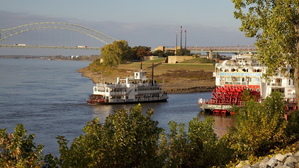 Memphis Queen meets the American Queen