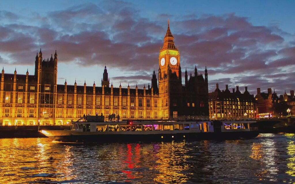 things to do at night in london | enjoy a london showboat dinner cruise