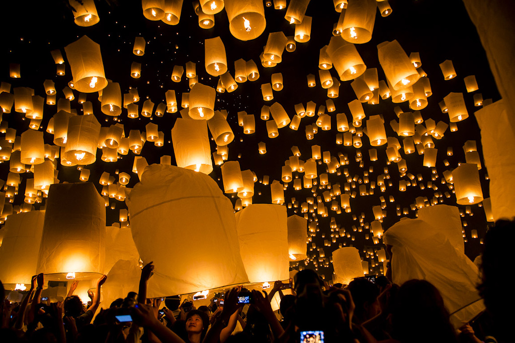People releasing Khom Loys (Hot Air Lanterns) at the YeePeng Festival in Sansai Thailand 50