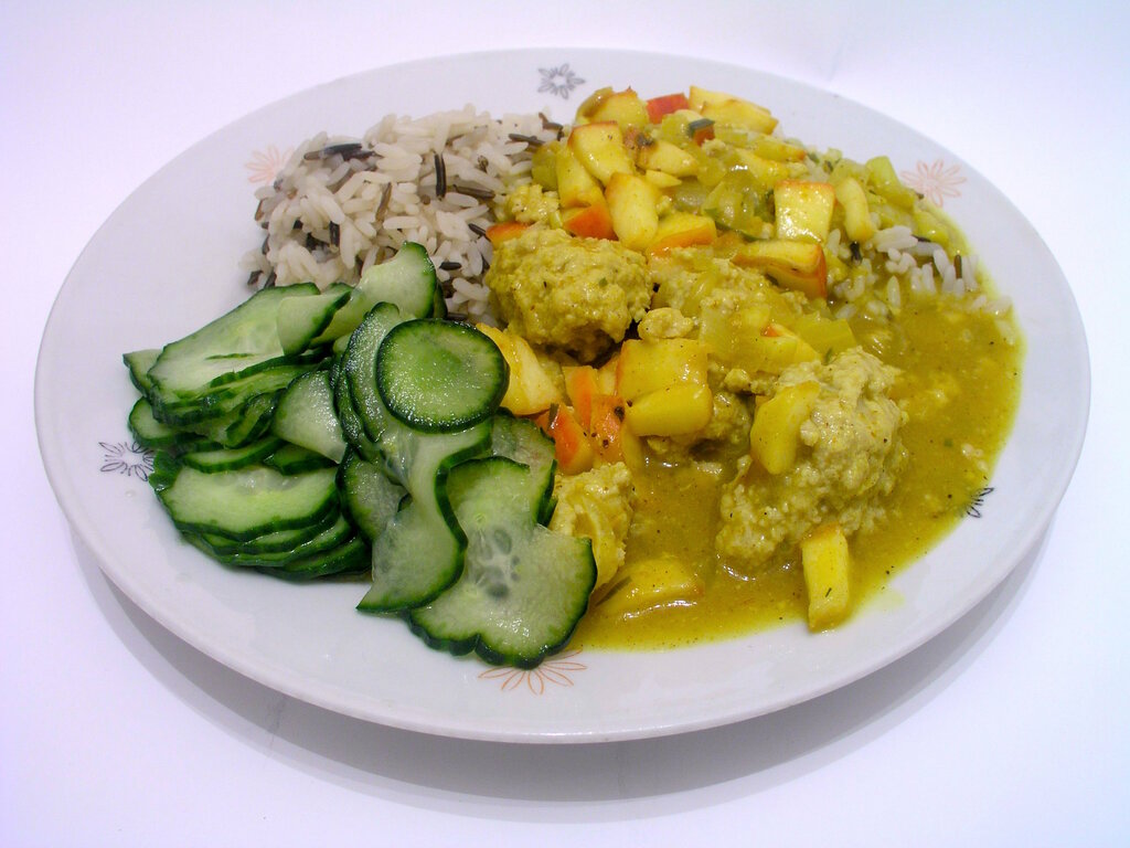 Boller i karry med ris og agurkesalat