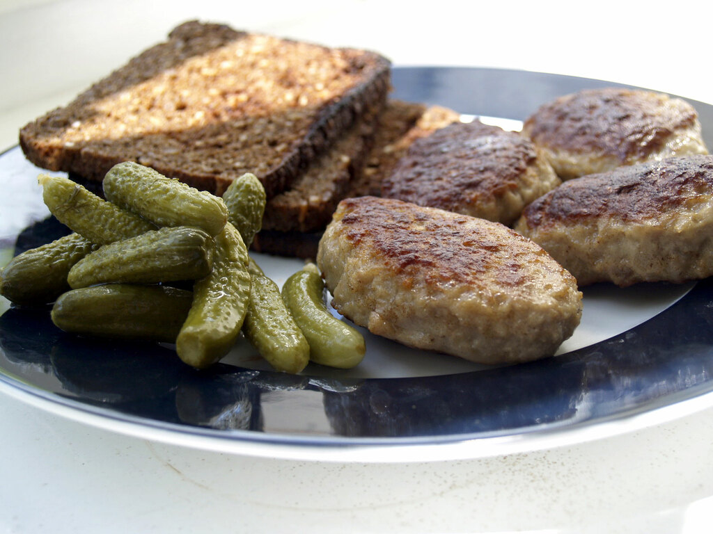 Flickr - cyclonebill - Frikadeller med ristet rugbrød og cornichons
