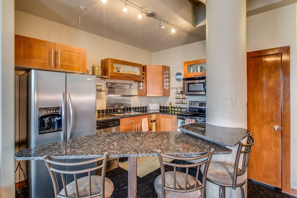 Fully-equipped kitchen with bar