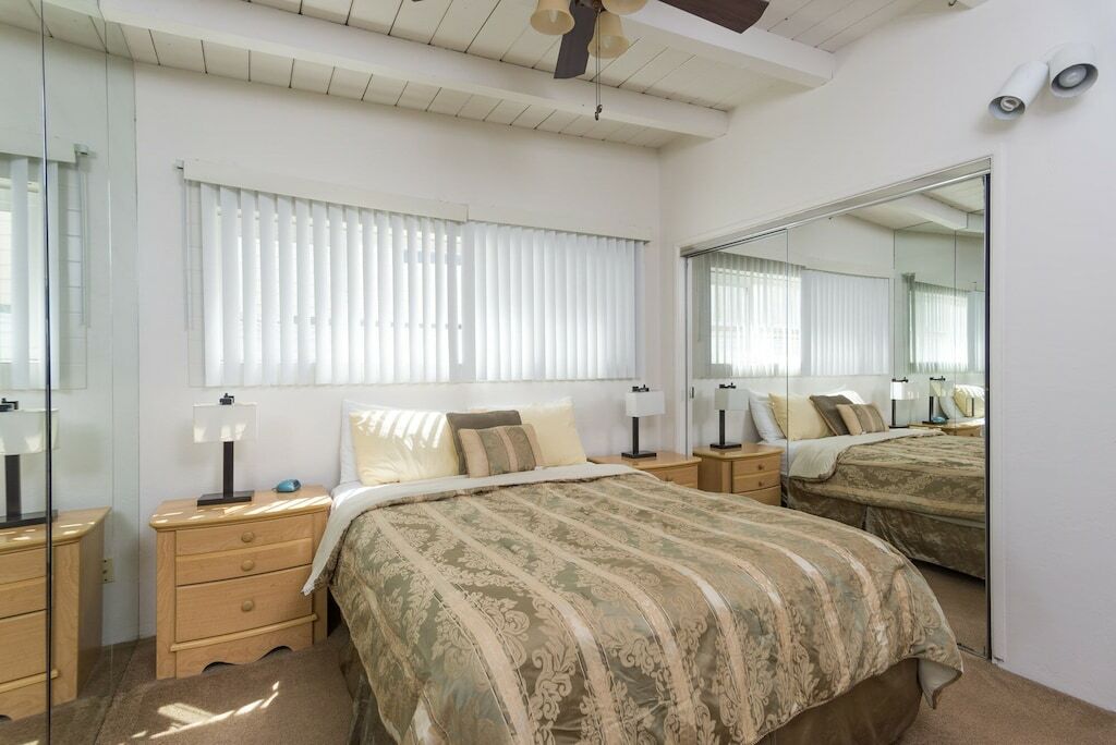 1/1 Ocean Front w/King Bed, Sunsets, Surfers, and Amazing Memories.