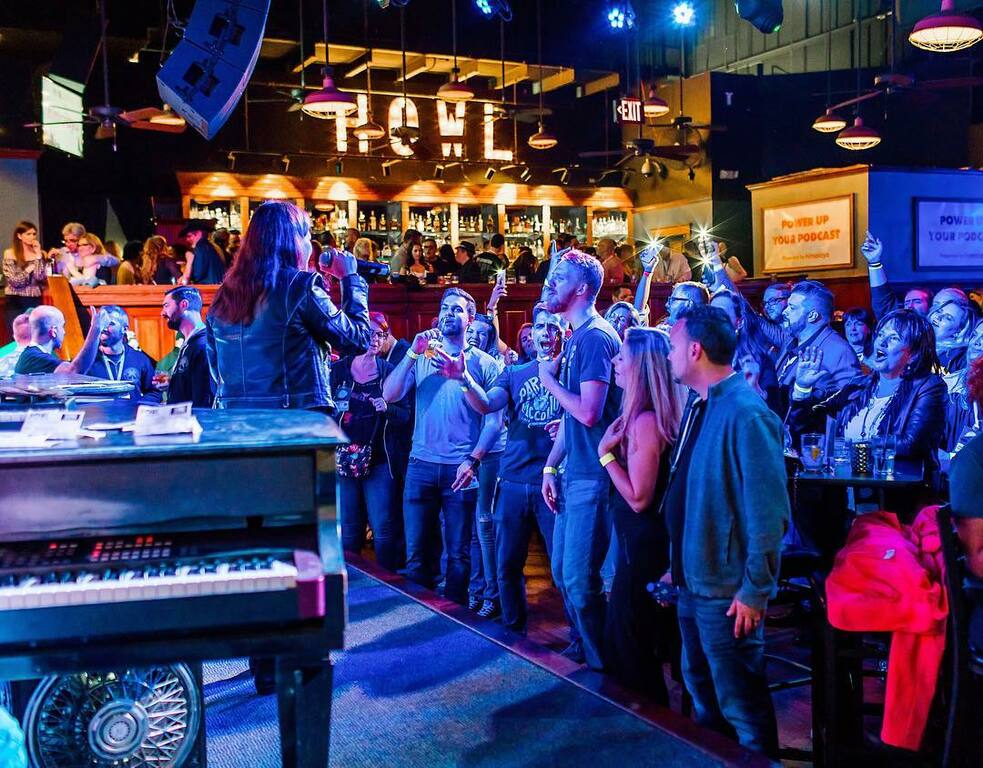hang out at howl at the moon