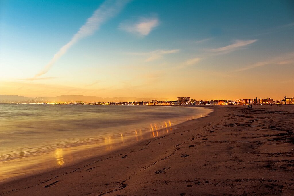 Venice beach at sunset (Unsplash)