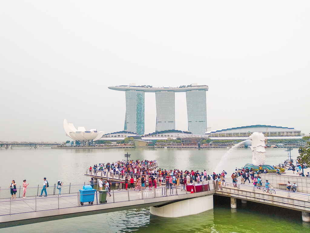 Merlion Park - evening crowd
