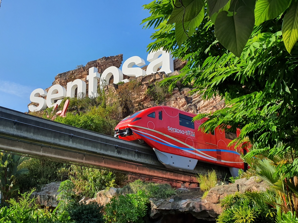 Take Monorail ride from Vivocity to Sentosa