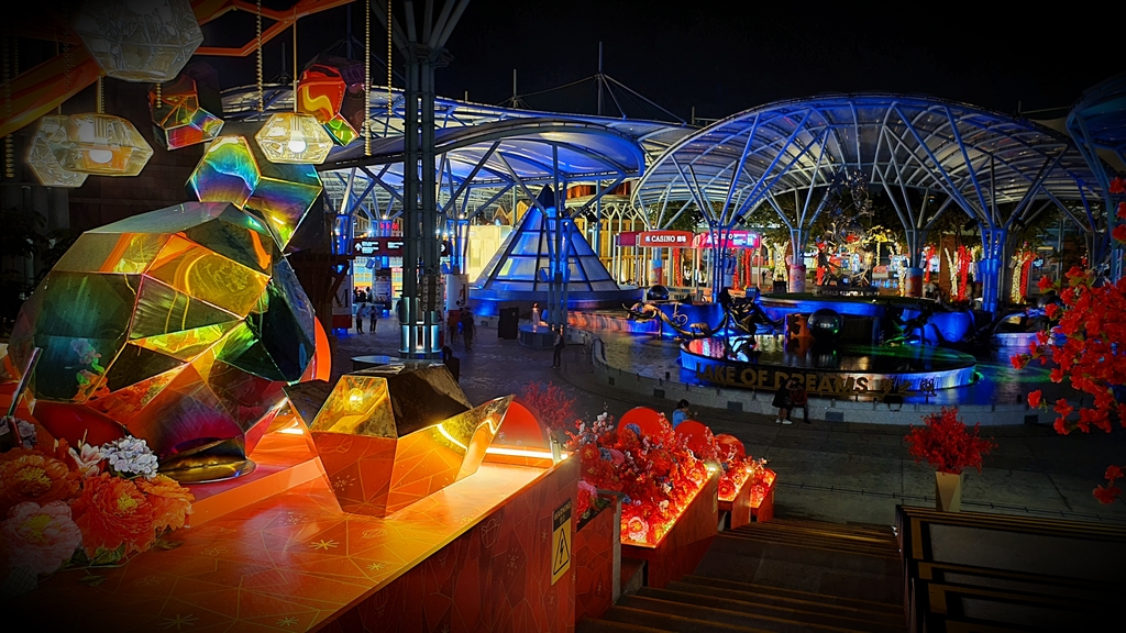 Enjoy the late night walk at Festive Walk