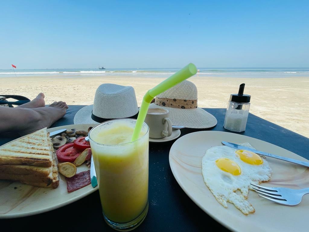Breakfast by the sea