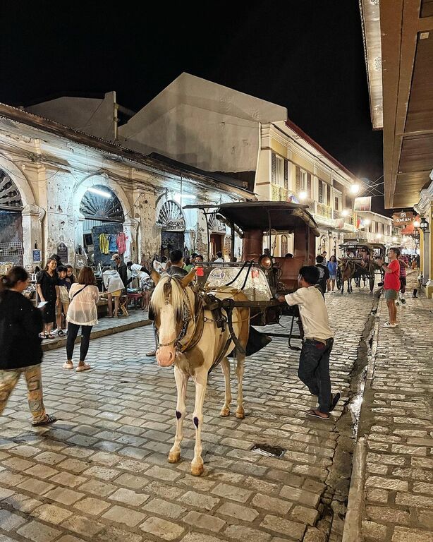 Calle Crisologo at night