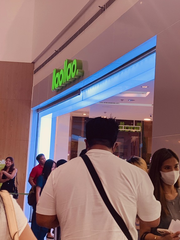 The queue to Llaollao is PACKED!
