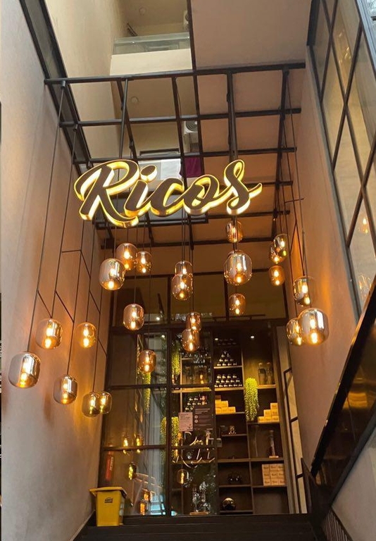 Ricos, Hudson Lane