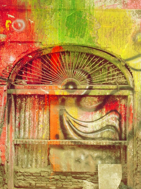 Graffiti on Chandni Chowk street̄
