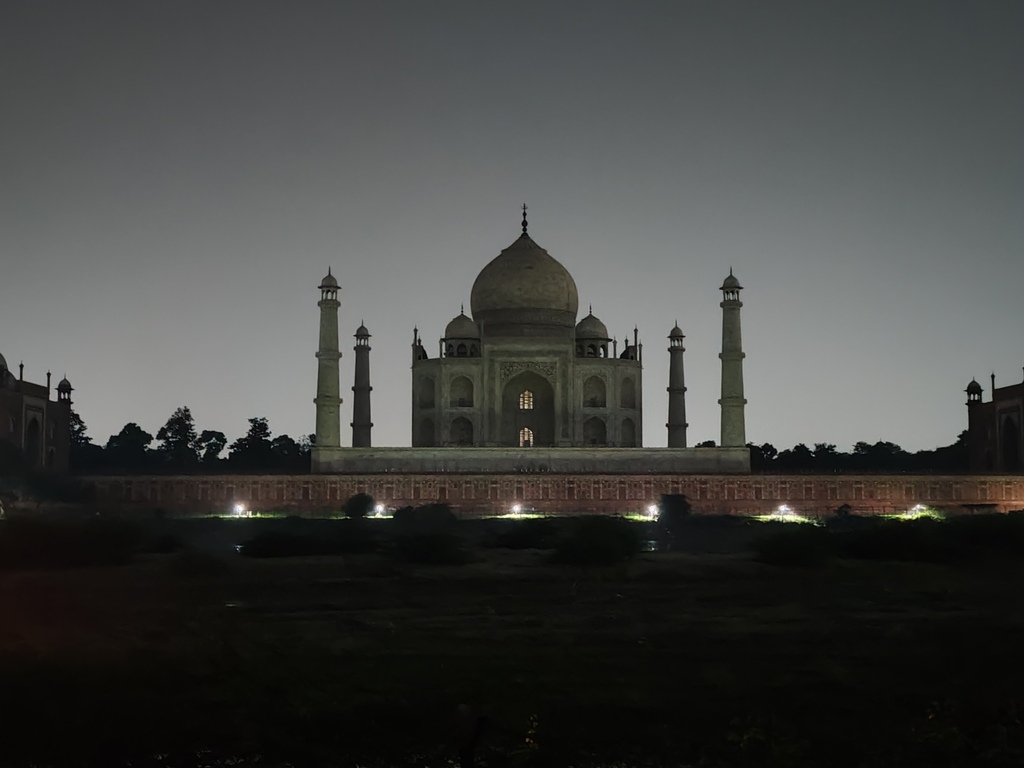 Taj_in_moonlight
