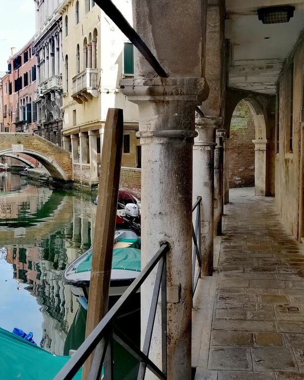 The passage by the canal