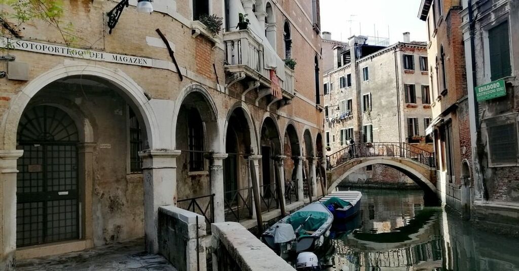 The historic passageway of Sotoportego del Magazen