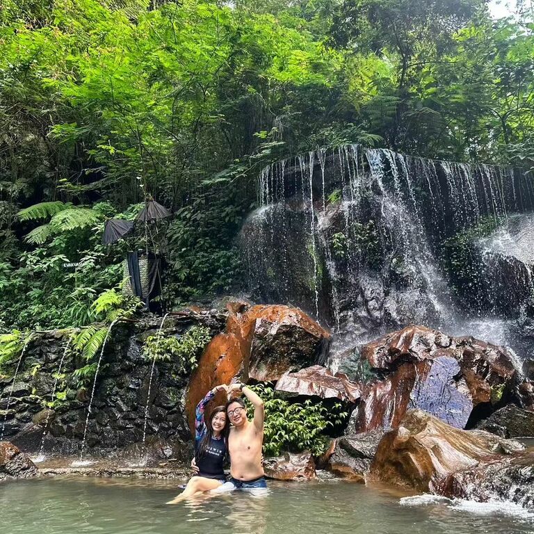 Goa Raja Waterfall, Bali