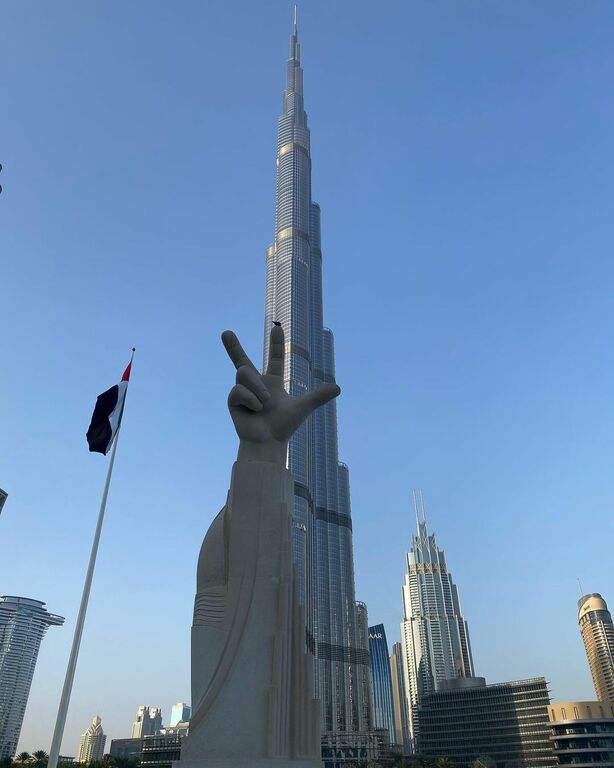 Three fingers statue